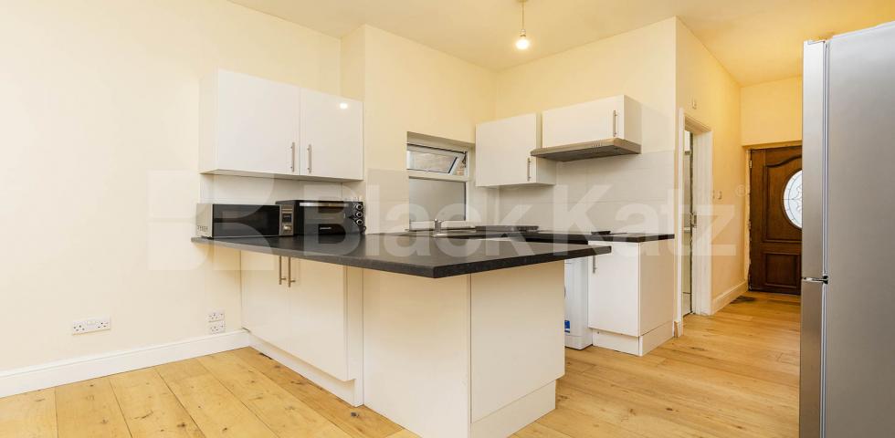 Studio property located within a secure gated development High Street , Hornsey 